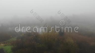 秋天的薄雾日。 哈泽。 雾笼罩着地形. 天气情况，季节.. 秋天的自然。 4K飞机